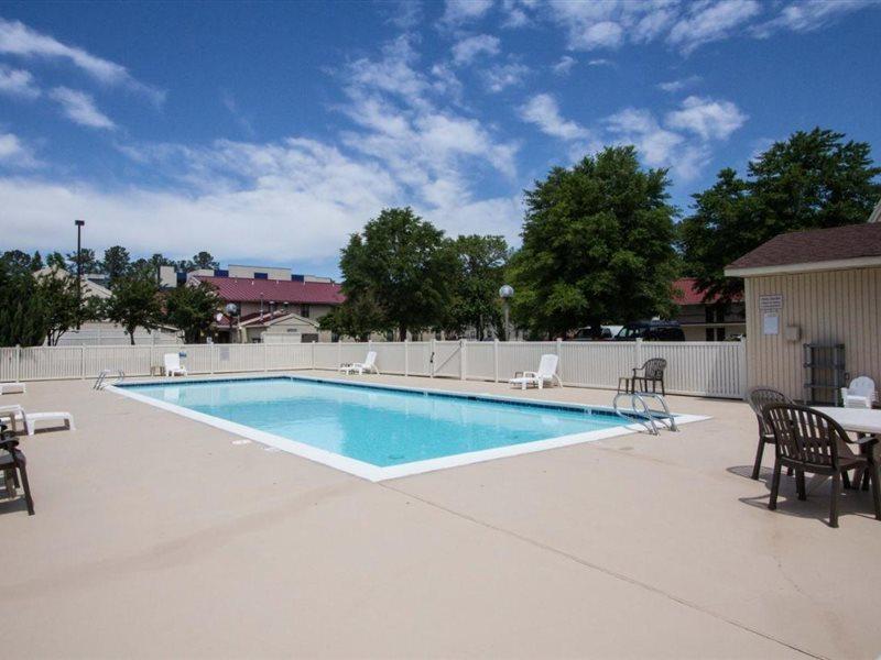 Red Roof Inn & Suites Newport News Dış mekan fotoğraf