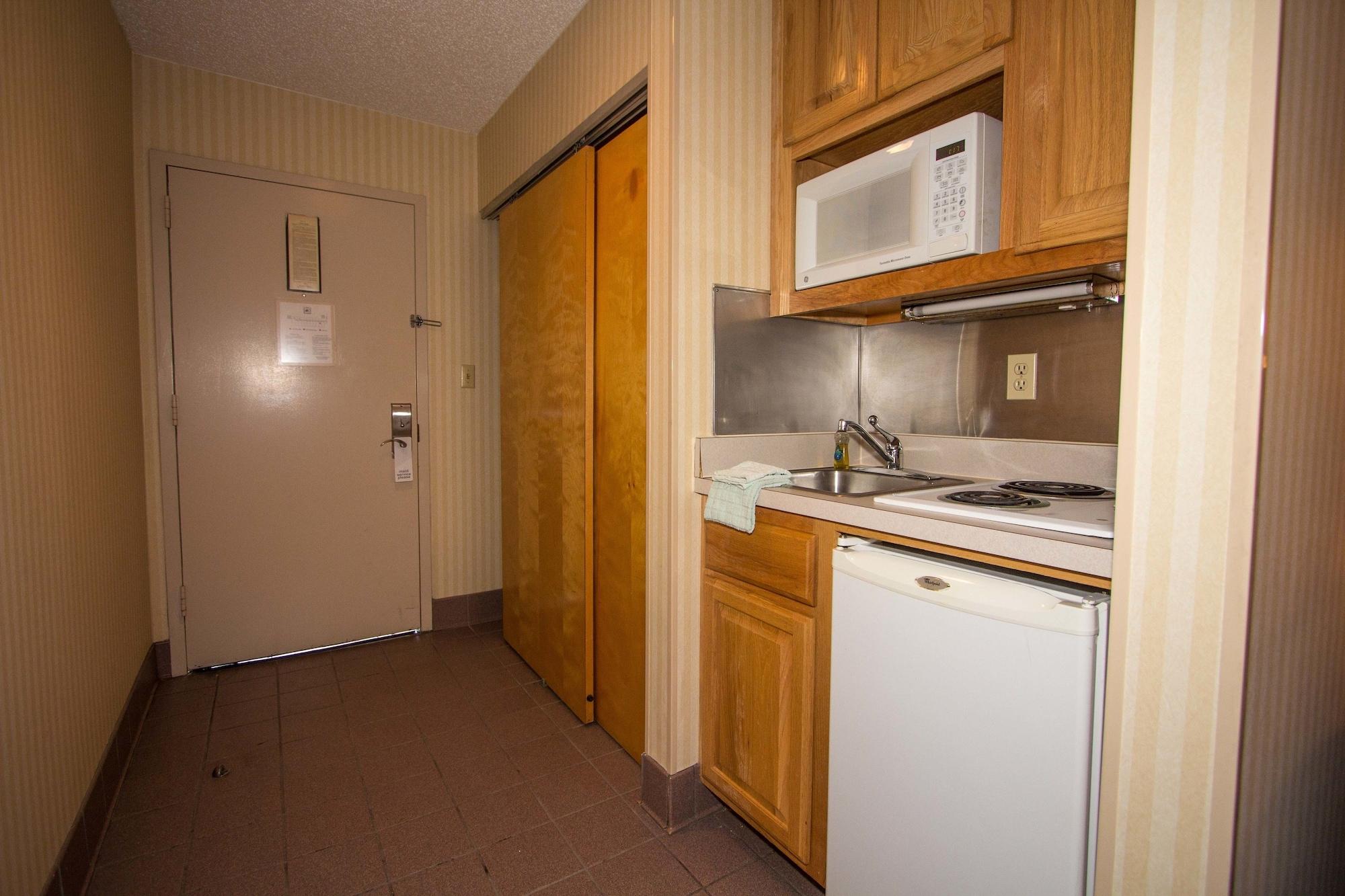 Red Roof Inn & Suites Newport News Dış mekan fotoğraf