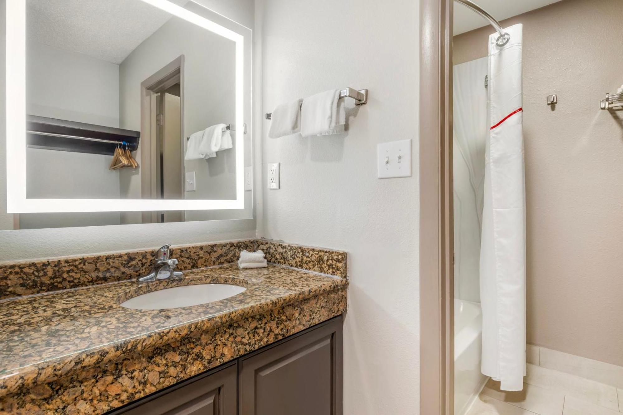 Red Roof Inn & Suites Newport News Dış mekan fotoğraf