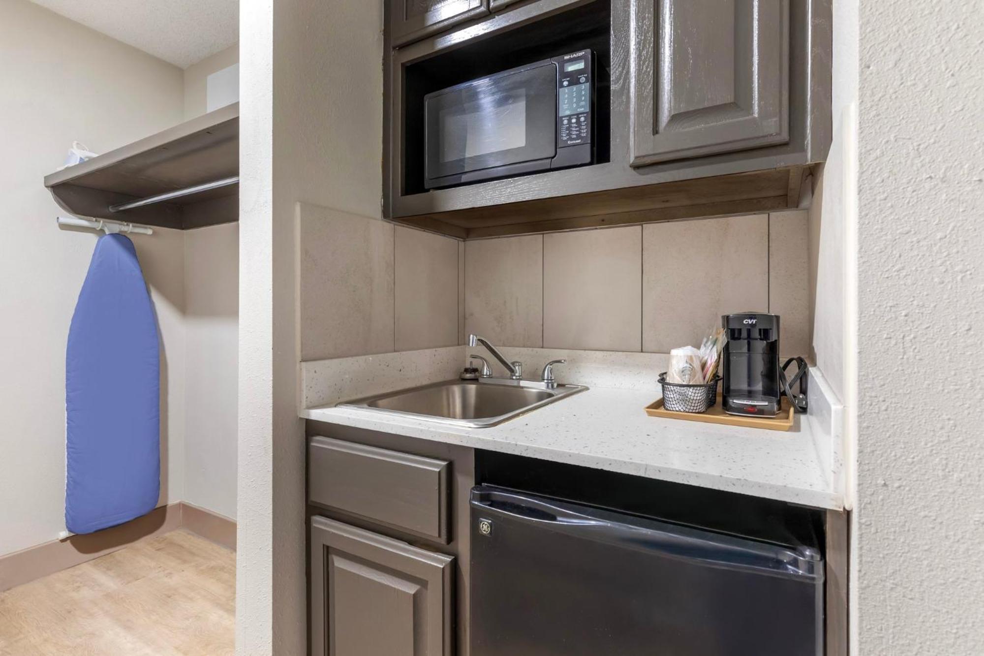 Red Roof Inn & Suites Newport News Dış mekan fotoğraf