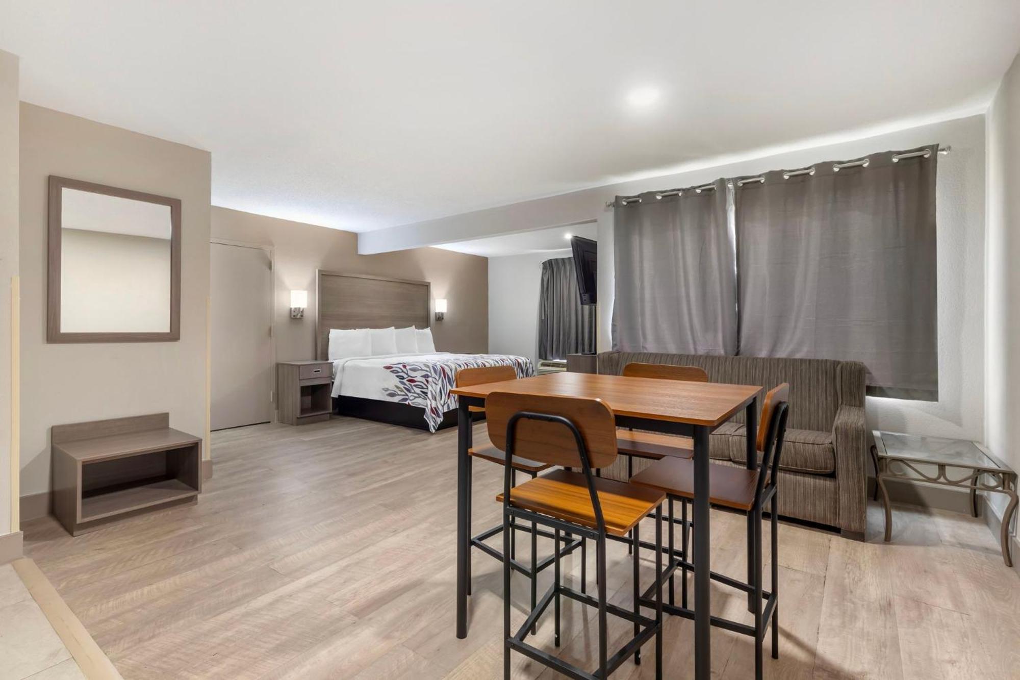 Red Roof Inn & Suites Newport News Dış mekan fotoğraf